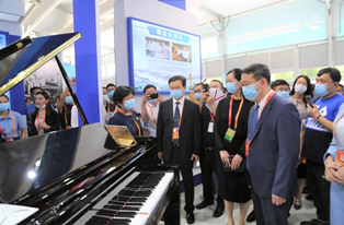 2020服贸会在京召开，“黄金C位”长江钢琴展示“软硬”双实力！
