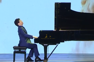 喜迎二十大 奋进新征程丨黑龙江表彰“先进青年”，长江钢琴致敬最美青春