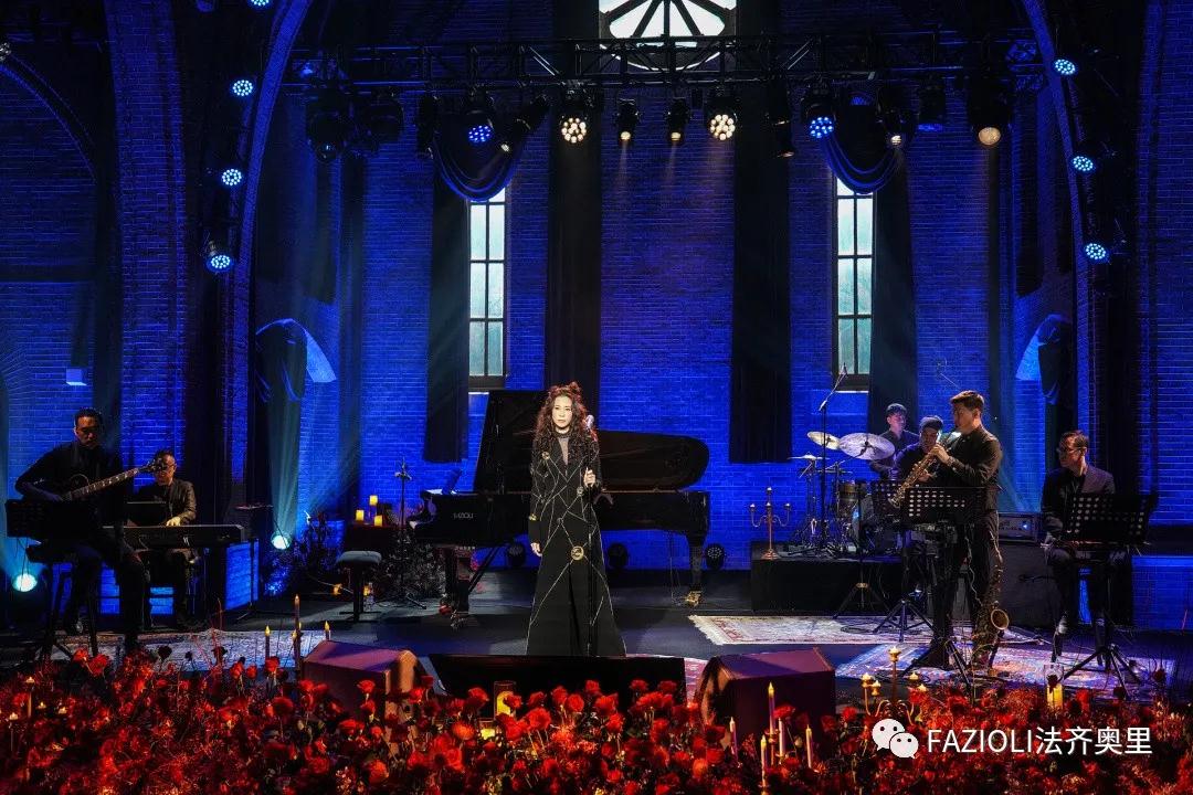 FAZIOLI｜国际天后莫文蔚月光下新歌首唱会，300万观众看《爱无所畏》唯美开唱